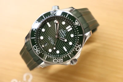 Omega Seamaster 42MM Green Dial Ceramic Bezel Rubber Strap 210.32.42.20.10.001 Box & Papers 2023