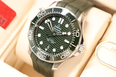 Omega Seamaster 42MM Green Dial Ceramic Bezel Rubber Strap 210.32.42.20.10.001 Box & Papers 2023